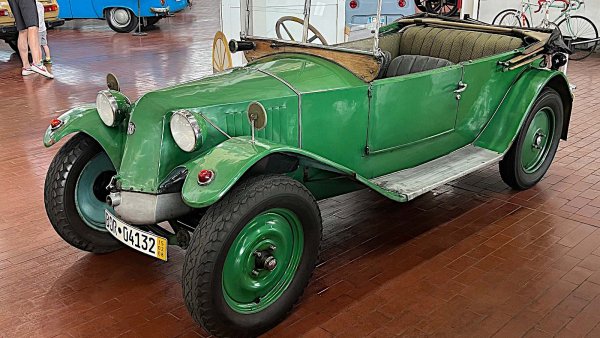 Компанията, която щеше да стане Tatra, е основана в Копршивнице (сега част от Чехия) през 1850 година от Игнац Шустала като производител на конски превозни средства. Прави първата си кола през 1897-а. Въпреки този много ранен старт, Tatra не е реално на картата до 1923 година, когато представя 11. Моделът до голяма степен е дело на известния австрийски дизайнер Ханс Ледвинка.

С 1,1-литров, плосък двоен двигател с въздушно охлаждане под преден капак, оформен като този на ранните Renault, 11 е &bdquo;груб, шумен и грозен&ldquo; според историцити. Но "невероятно издръжлив&ldquo;.
11 се произвежда само няколко години. Наследникът 12 до голяма копира 11, като оцелява през 30-те години на миналия век.